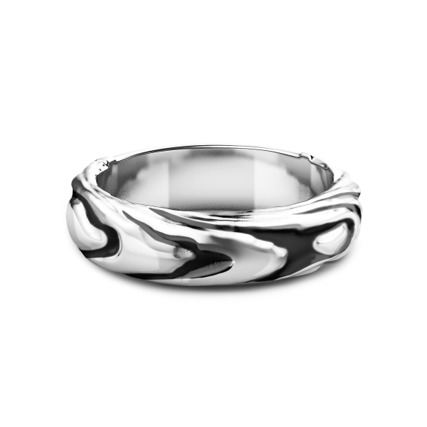 Anello in argento con superficie irregolare.